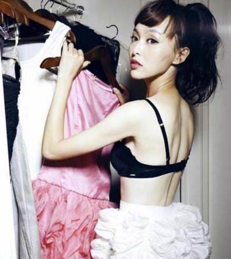 唐嫣晒出一组时尚美照,唐嫣年轻时候抹胸礼服