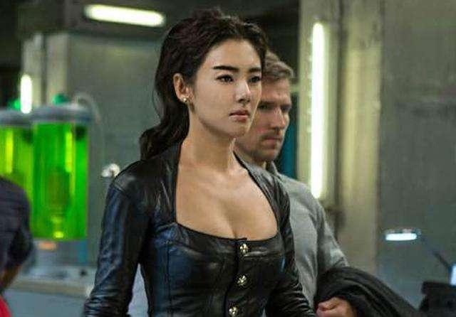 周星驰营造出滑稽荒诞的喜剧效果,周星驰喜剧风格解析