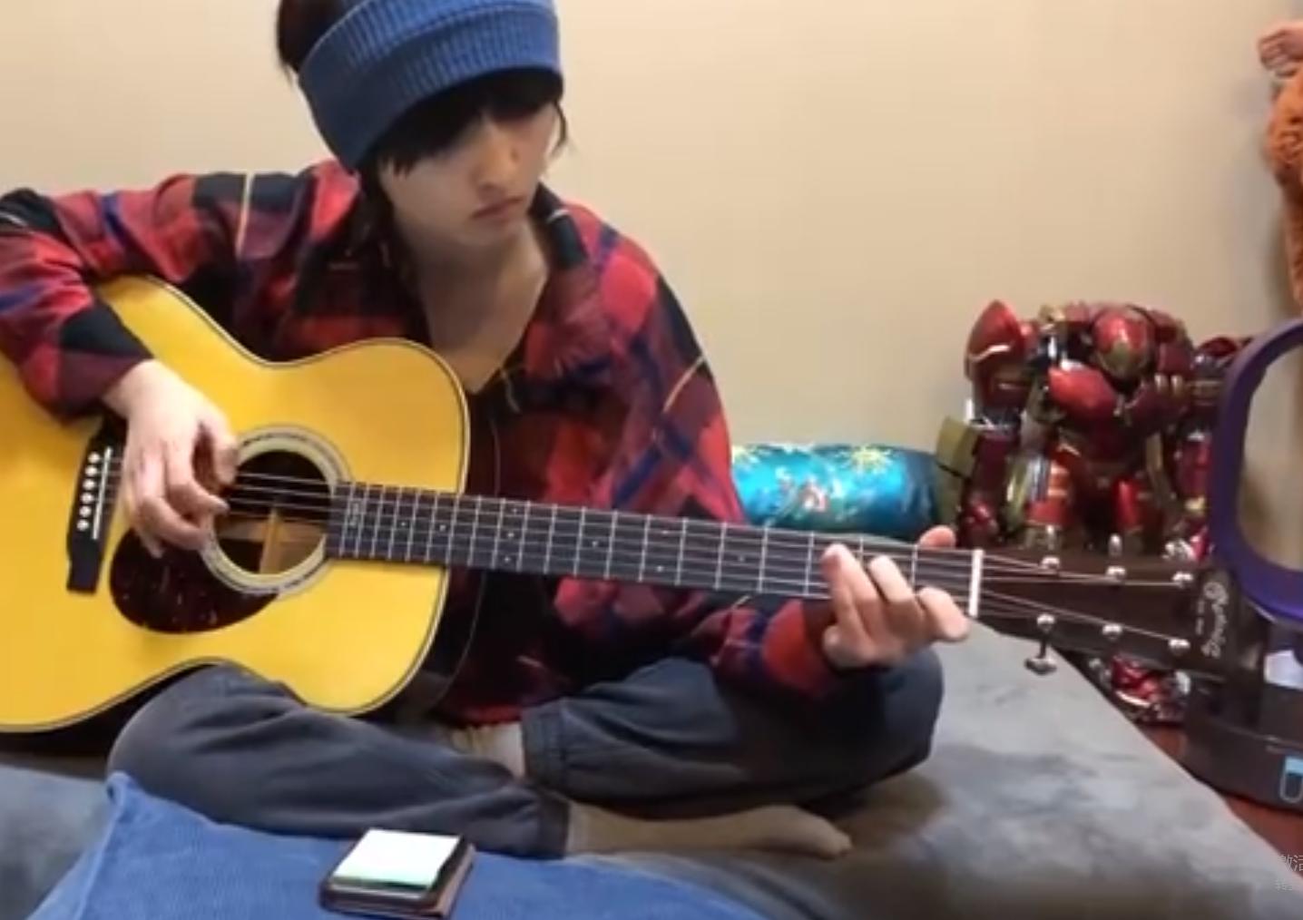 欧阳娜娜送张子枫礼物,张子枫欧阳娜娜弹吉他夏天的风