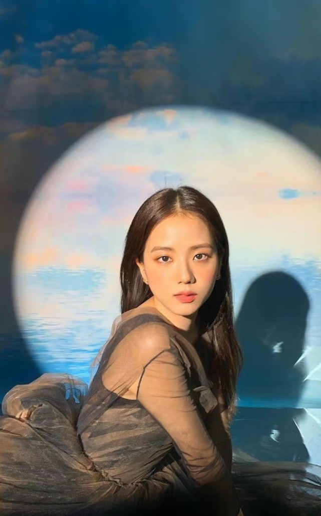 金智秀孙兴慜被曝恋情，网友扒出众多同款，女方曾专门去看比赛