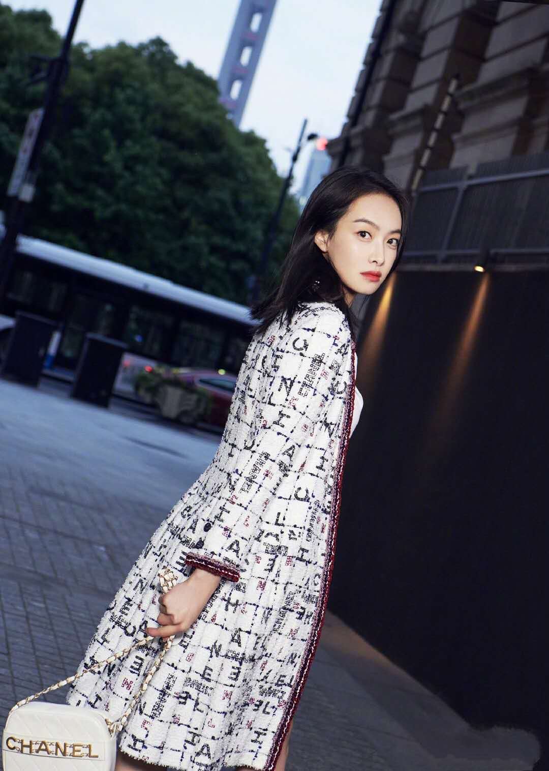 宋茜真会穿亮片裤穿出高级感,宋茜红色上衣似宫廷装