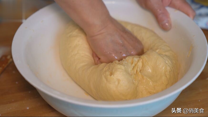 1碗面粉2个鸡蛋教你怎么做小油条,油条面粉怎么做又蓬松又脆又好吃