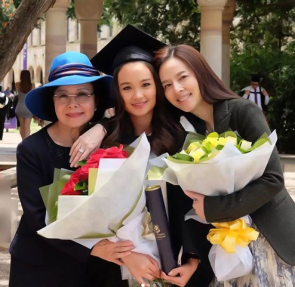 泰国女首富伍伦盼足球,泰国女足总经理伍伦盼写真