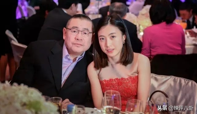 小记者俘获花心大富豪，从佣人女儿到传奇贵妇，如今身价500亿