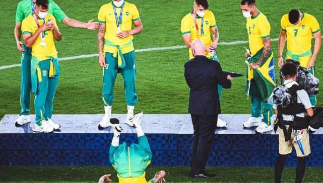 巴西足球队领奖不穿赞助服后续,巴西国奥卫冕摘金