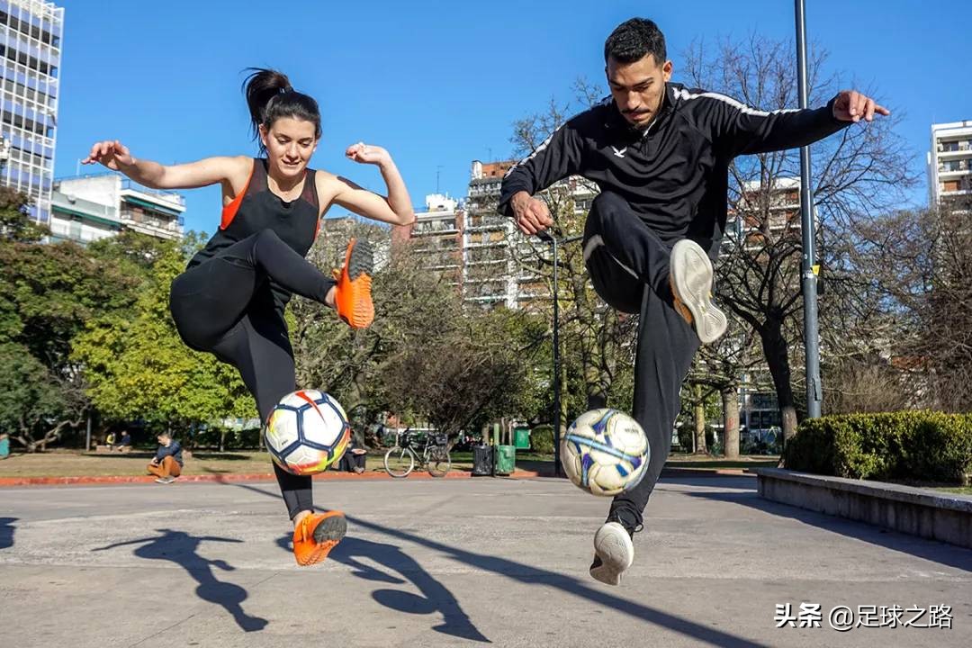 运动员的花式操作,花式过人技巧足球教学