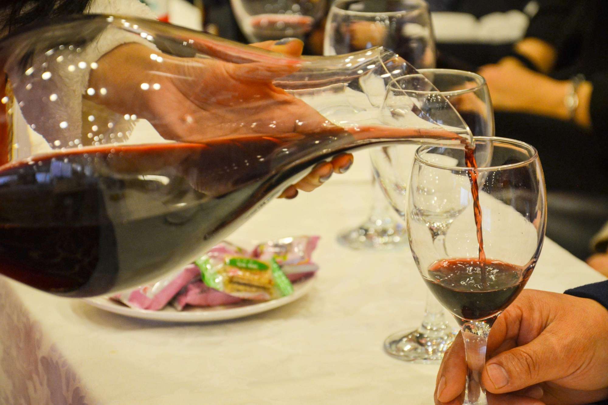 特别便宜的红酒是假酒吗,超市里买的20多一瓶的葡萄酒