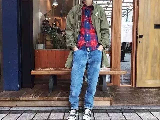 今天余文乐老师要为你们上一堂军装搭配课，答应我要好好学习哟！