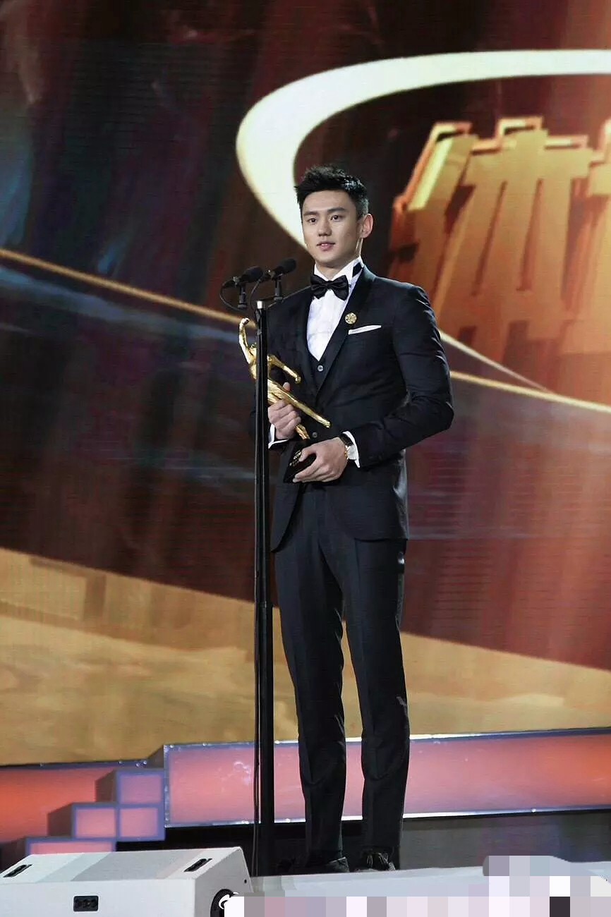 窦靖童门牙笑容灿烂,窦靖童磕破门牙