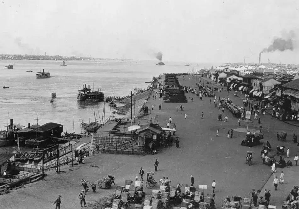 鎴戜滑鐨勮蹇嗘濡備竴鏉℃祦鍔ㄧ殑澶ф渤,绌垮煄璁板繂