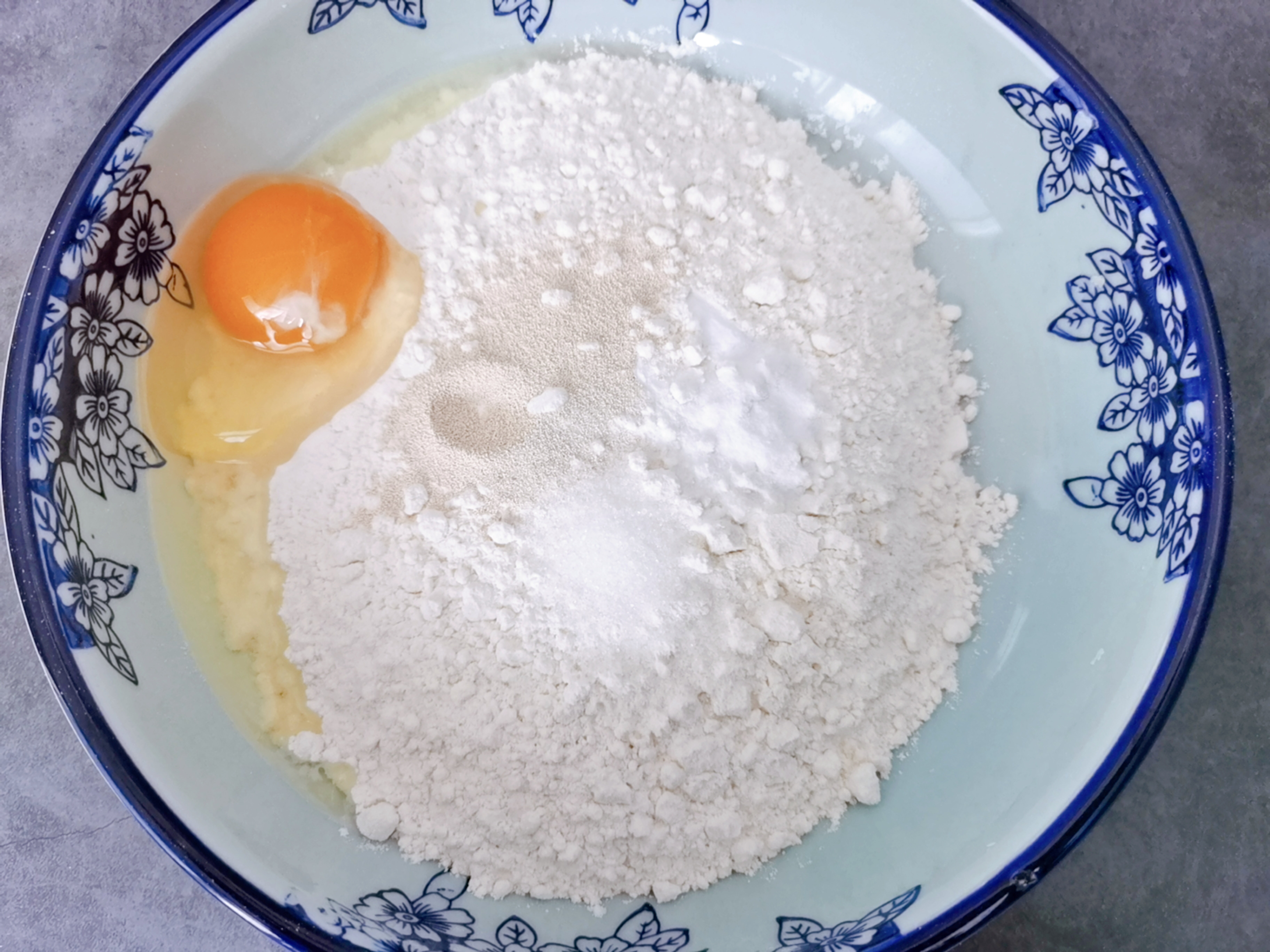 在家炸油条单用酵母和鸡蛋行吗,1斤面2个鸡蛋炸油条的配方