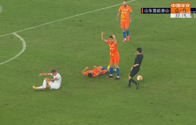 王大雷安慰落泪莱昂，莫伊塞斯为受伤郑铮保驾护航，这就是鲁能