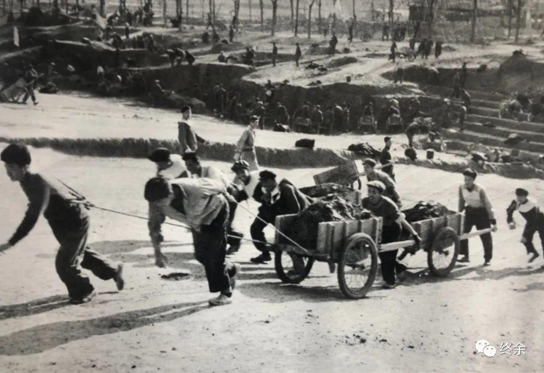 ​通县民工在怀柔水库建设工地