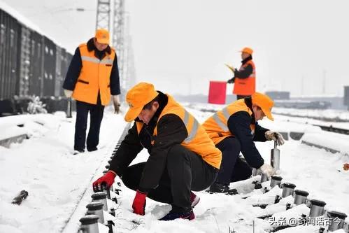 铁路工人晒出工资条，看看现今的铁路一线职工能拿多少钱？