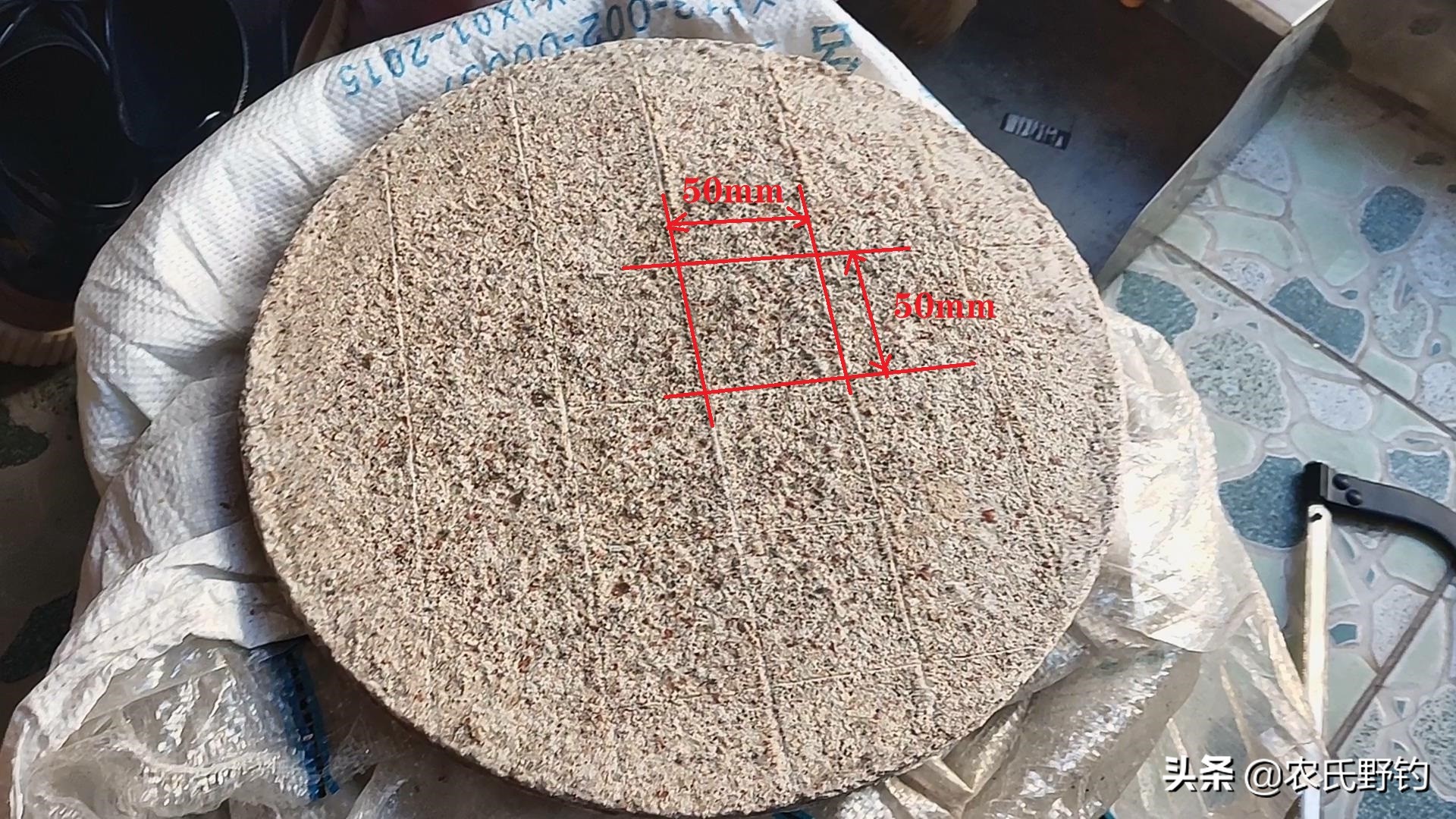 翻板钩用花生饼和豆饼哪个好,花生饼钓鲤鱼饵料制作方法