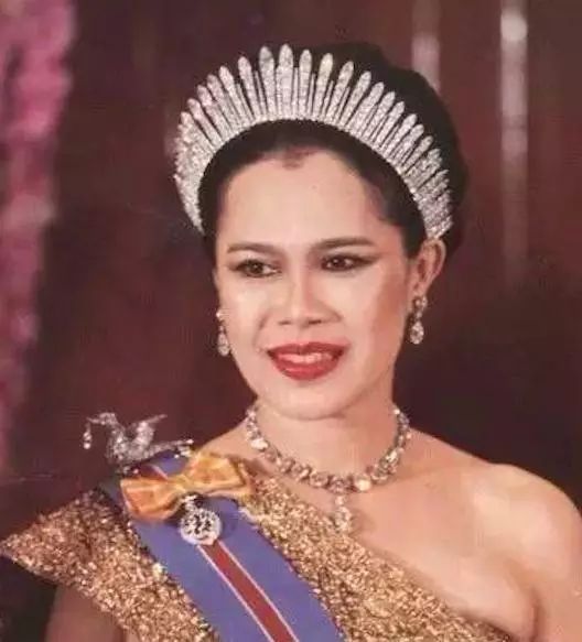 泰国王后诗丽吉年轻时候纪录片,泰国诗丽吉王后的珠宝