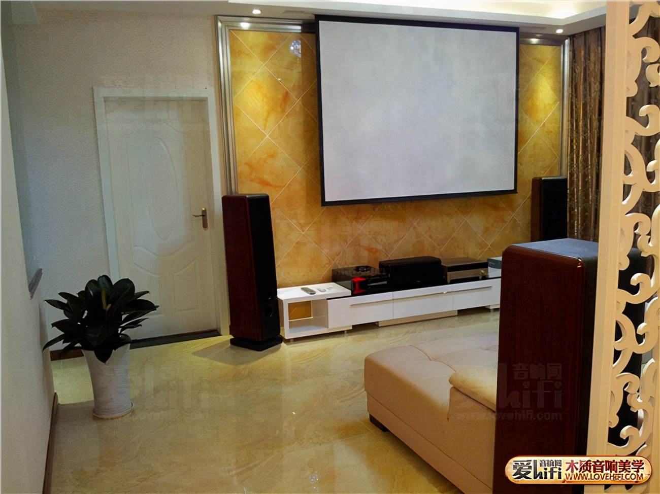 5.1家庭影院环绕音箱可以放前面吗,落地音箱放在幕布后面