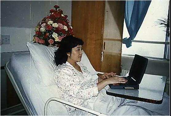 她靠3口锅摆摊起家，当上火锅皇后，断腿造洪崖洞，捧红重庆