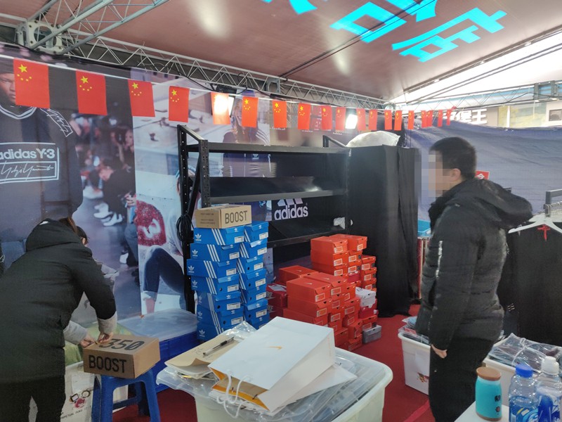 卖假阿迪耐克销售了30万怎么处罚,最新的销售假冒注册商标的商品罪