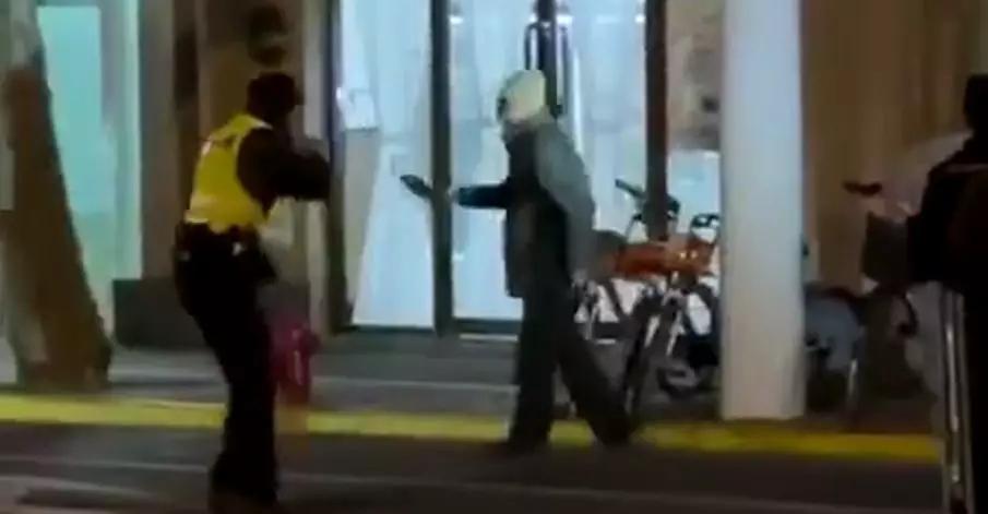 上海一男子持刀砍人，民警开枪击伤并送医