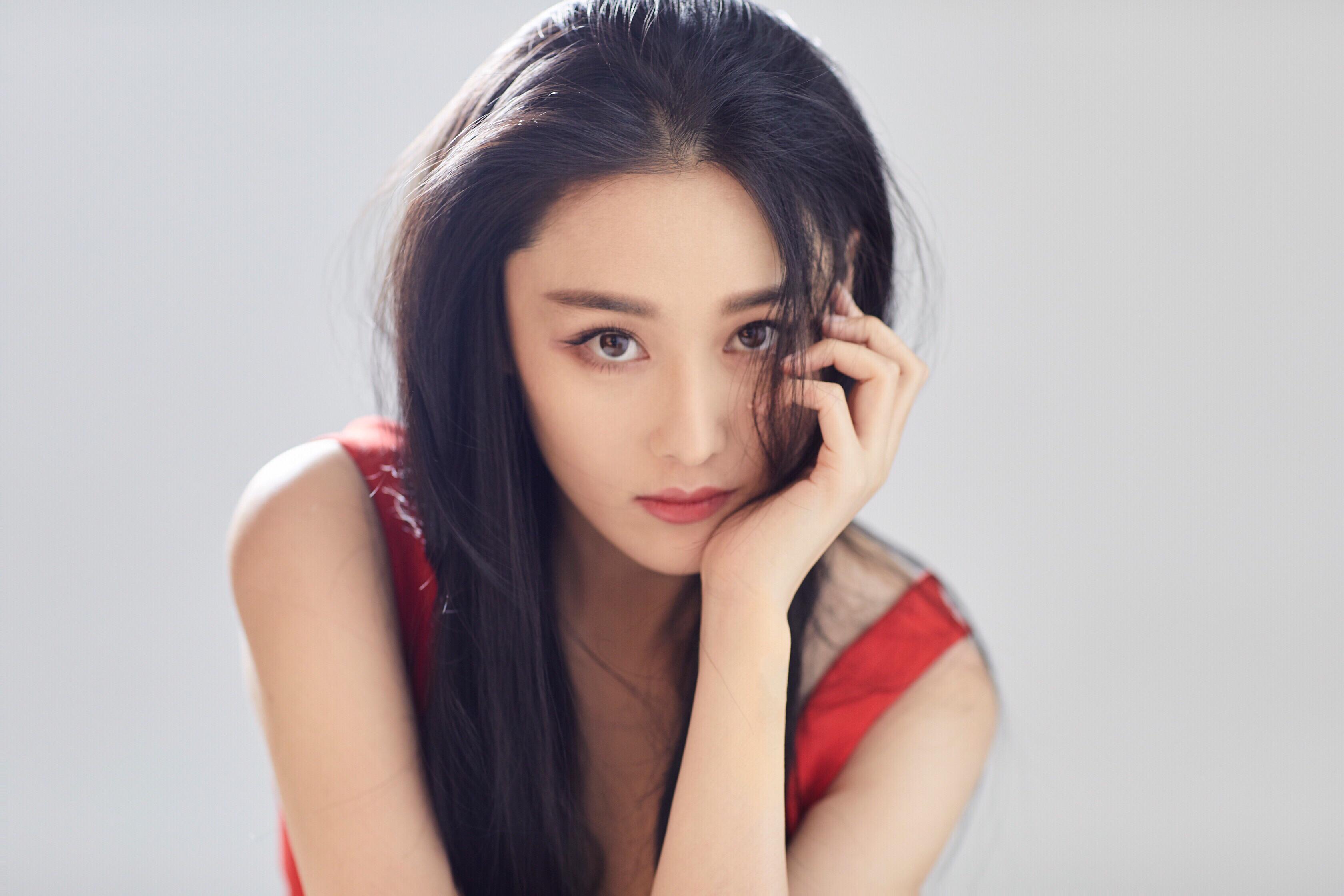 张馨予妩媚动人艳压群芳气质强大,张馨予足球惊艳写真照