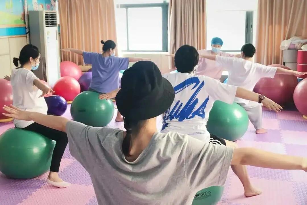 真人示范！护士小姐姐教学孕期运动，躺着就能做