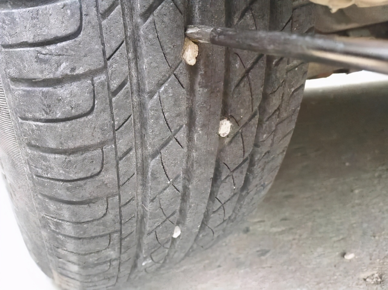 轮胎上的小石子到底该不该抠,轮胎经常卡小石子怎么办