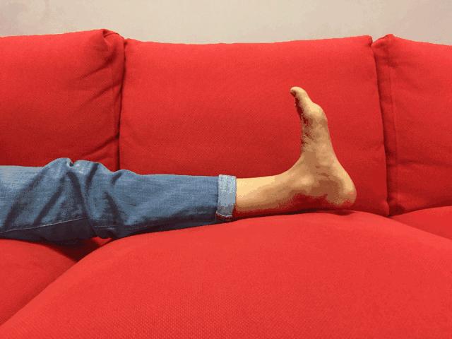 女孩崴到脚了怎么办,女孩脚崴伤