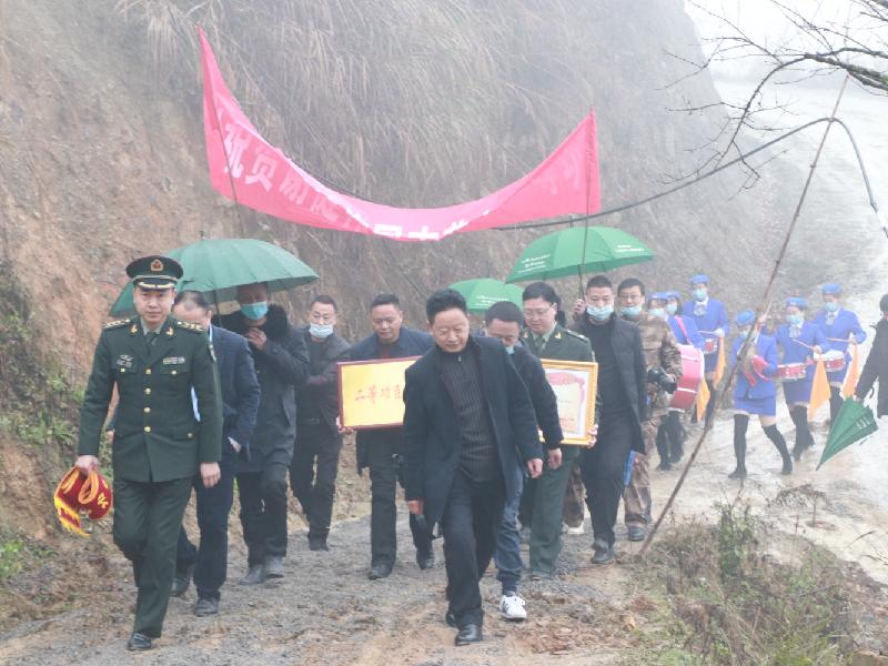 捷报雨中来苗寨齐欢腾