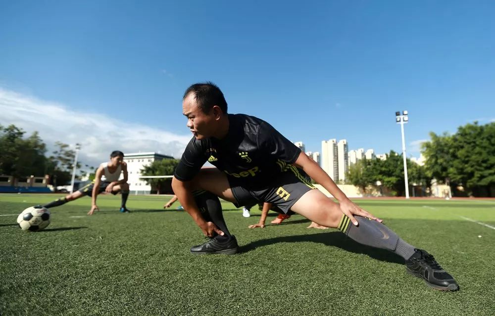 走一起去看nba,看场军营足球赛