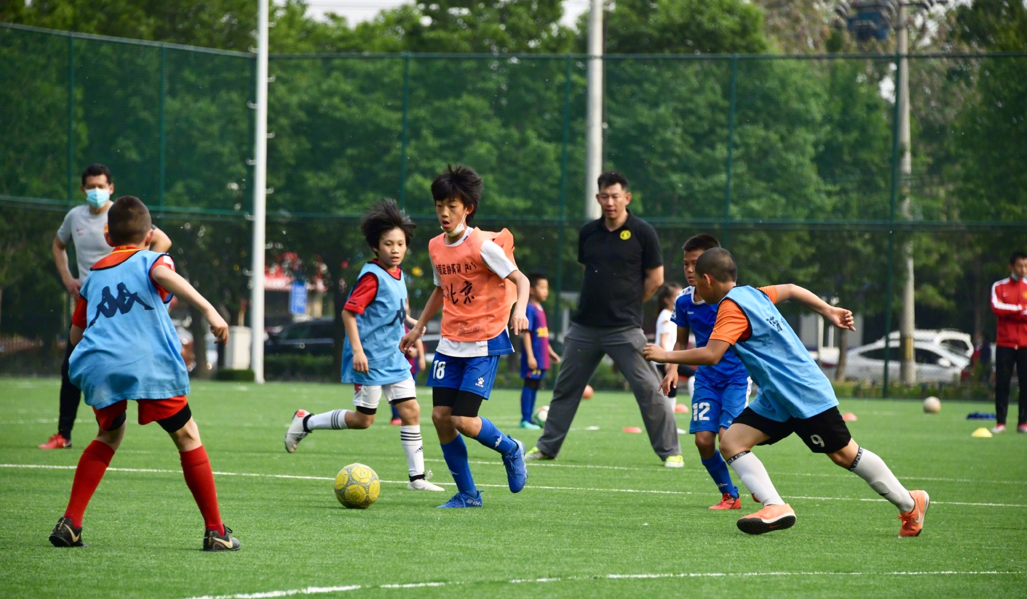 前国脚到中国足球小将训练场，球迷：裤兜揣着中华烟，你品你细品