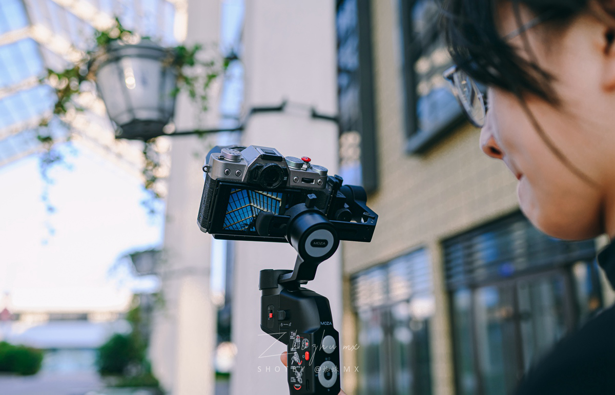 “跨界级”专业防抖,手机和微单都可用,普通人的视频“法宝”