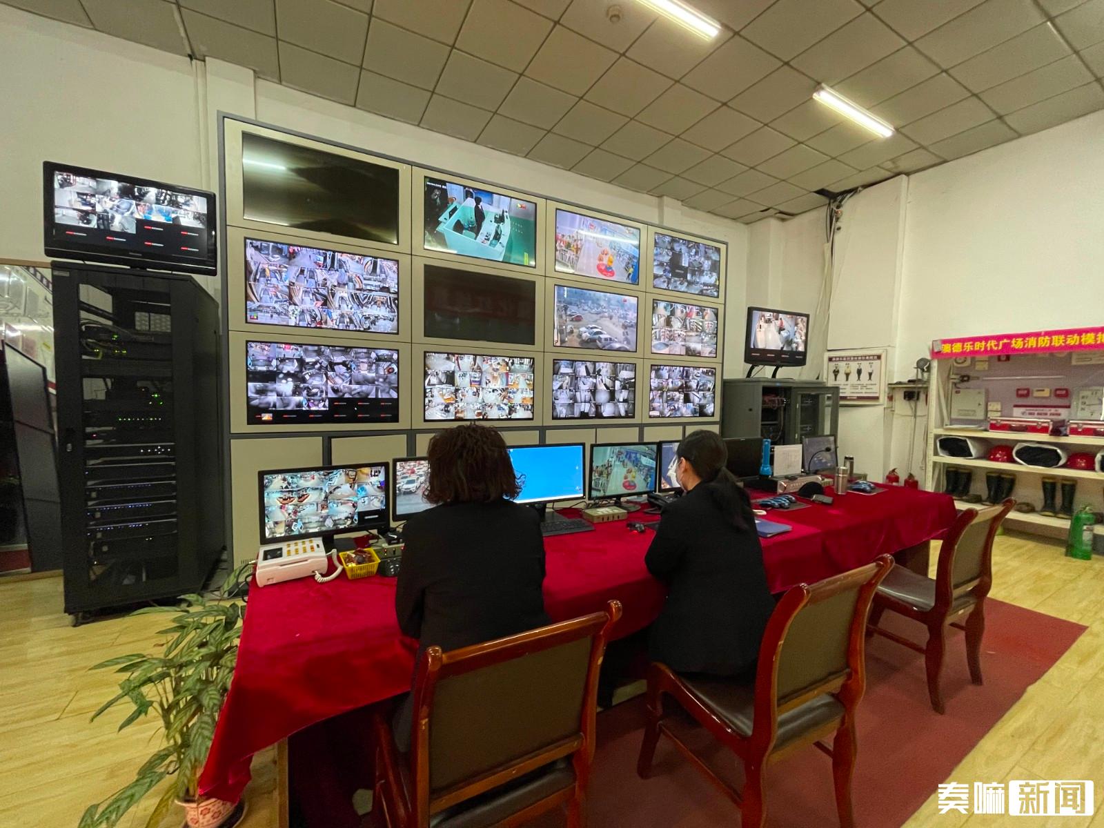 小轿车自燃起火环卫工变身消防员,轿车自燃起火市民扑救