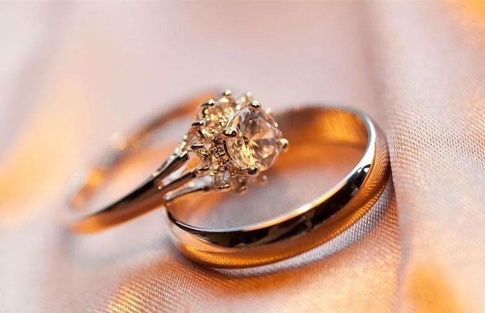 黄金、铂金钻戒戴久了，不如以前亮？怎么办？狮子优选珠宝课堂