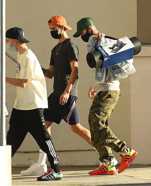 发型的重要性堪比整容！贝克汉姆染金发扮小鲜肉，俩儿子贼像贝嫂