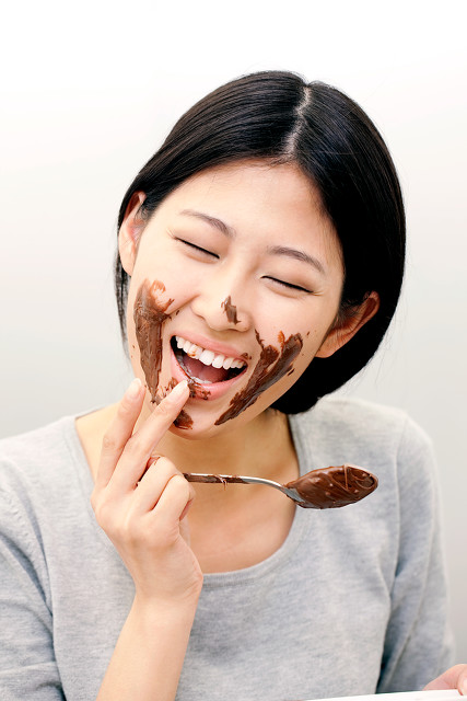 女子用“烤屁股”的理疗灯热烤鸭上演疯狂吃货有多爽