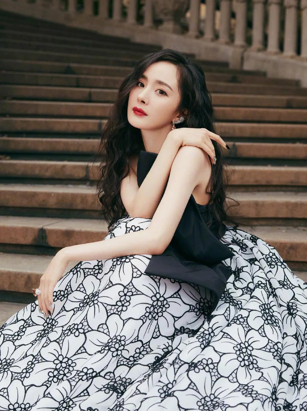 杨幂赵丽颖三个节点拉开差距,杨幂赵丽颖稳居一线