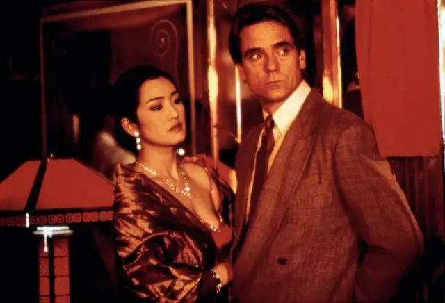 他是《洛丽塔》男主，畸形恋专业户，也是禁欲系不老男神