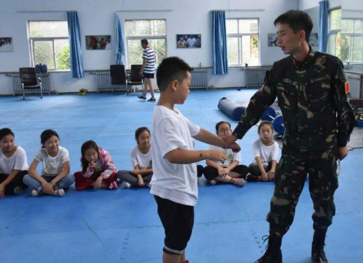 5岁女娃眼睛不慎进入石灰,孩子眼睛误入石灰粉