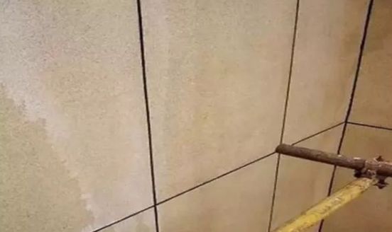 真石漆下雨后出现白色水痕,外墙真石漆为什么有水痕