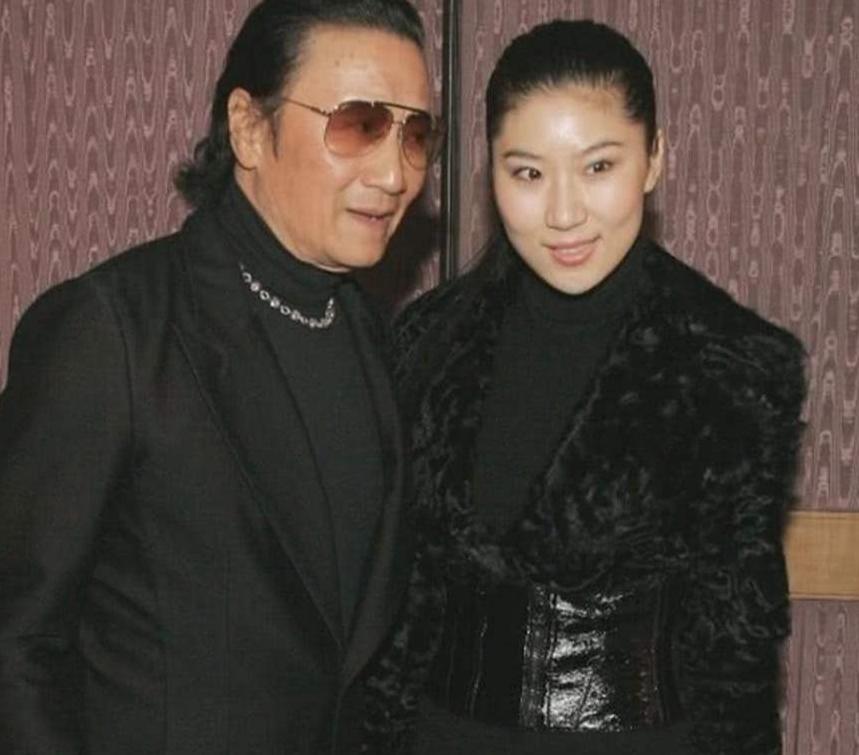 84岁谢贤穿皮衣状态好,80岁的谢贤依然帅气迷人