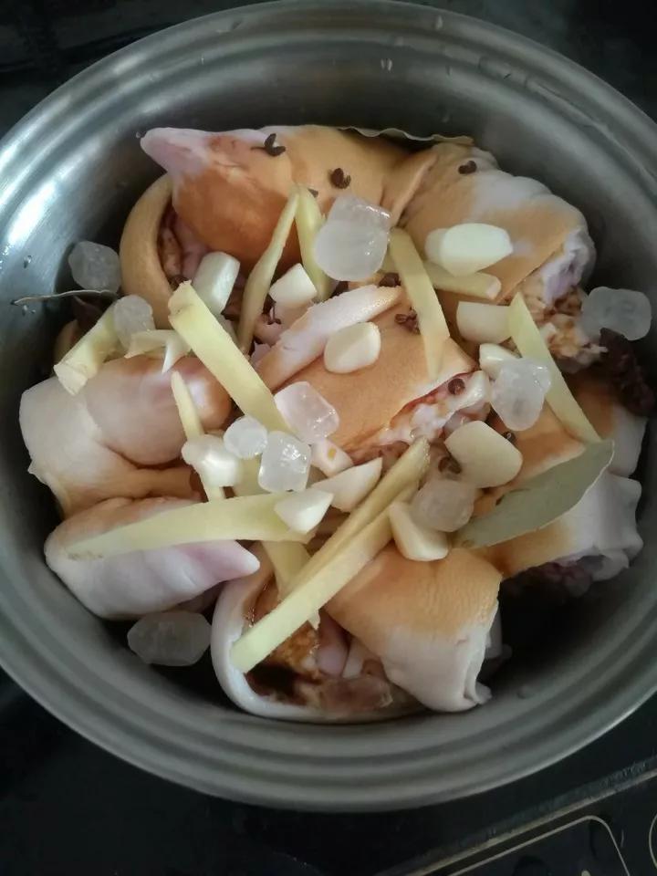 皇后金锅猪蹄秘方及制作流程,皇后金锅猪蹄做法