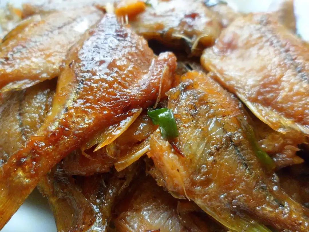 形似鳊鱼但比鳊鱼细长,形似鳊鱼的海鱼