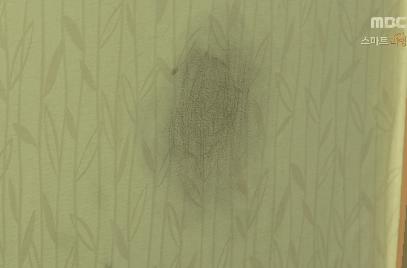 白墙有小坑怎么去除,白墙打洞上的污渍怎么去除