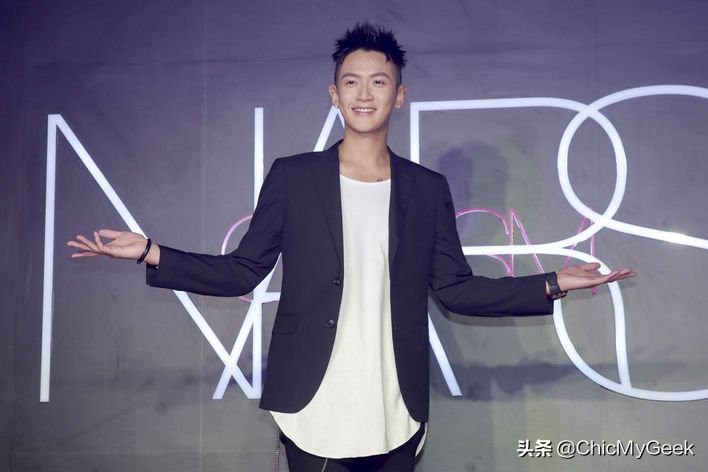 萧亚轩有过多少个鲜肉男友,出道20年交15位男友