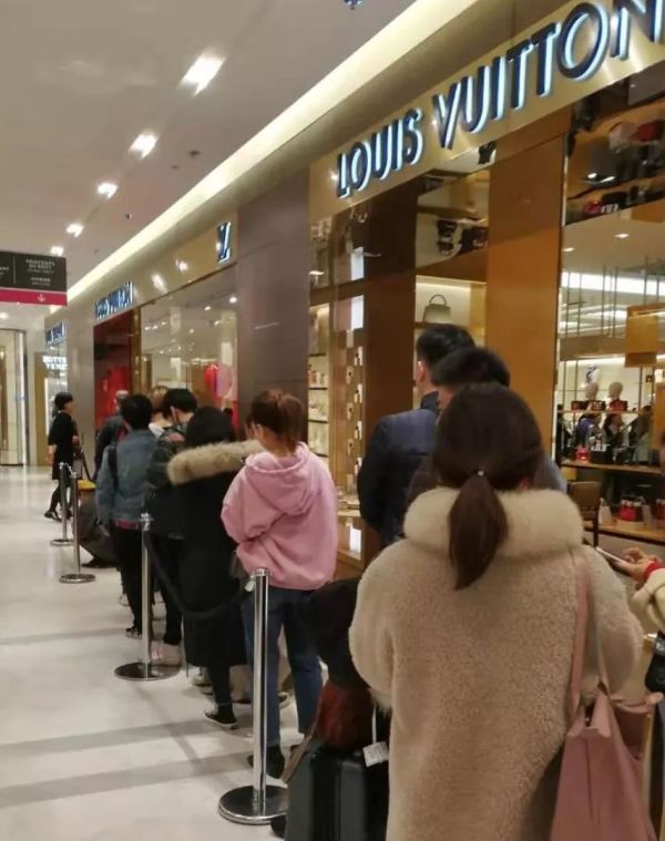 30米30步120分钟，日韩代购“攻占”巴黎下的人间冷暖