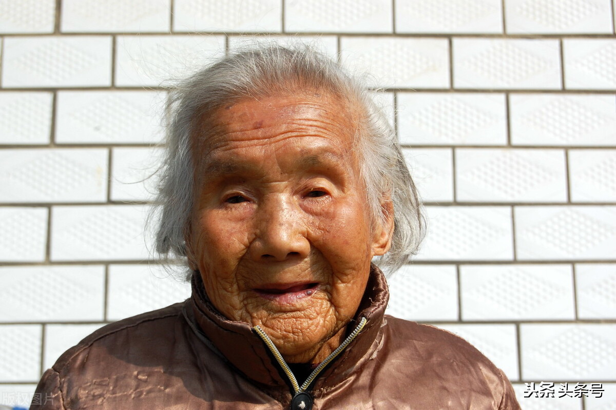 河南9旬奶奶性格开朗不呕气，从不吃营养品，小米红枣粥喝了50年