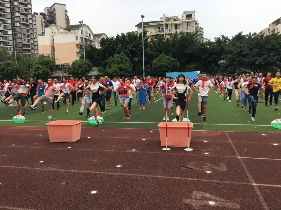 低年级学生重回校园,重返校园跟小朋友过六一