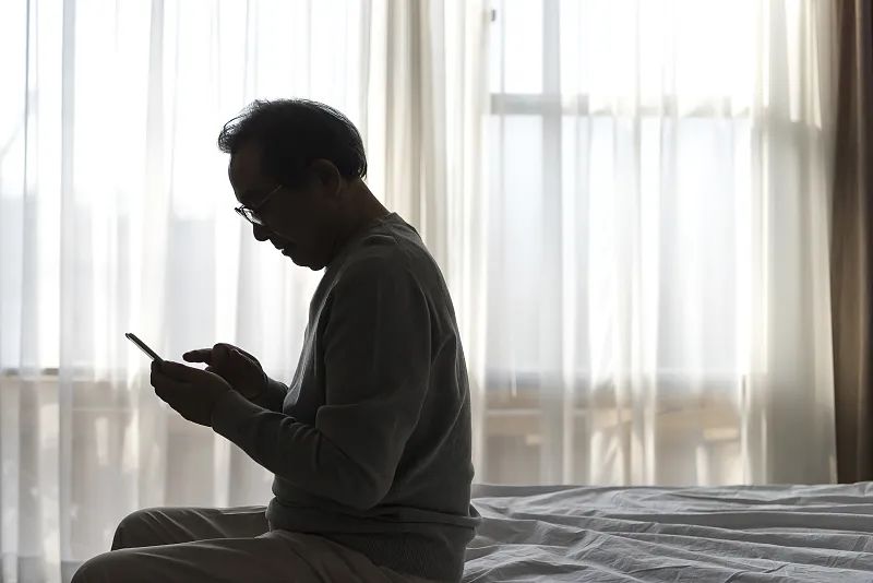 因为不会使用智能手机,他们在扫码的时代徘徊