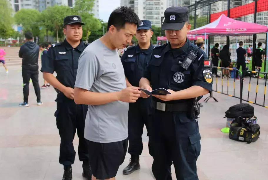 球场外警察,绿茵场上跳舞的安保人员